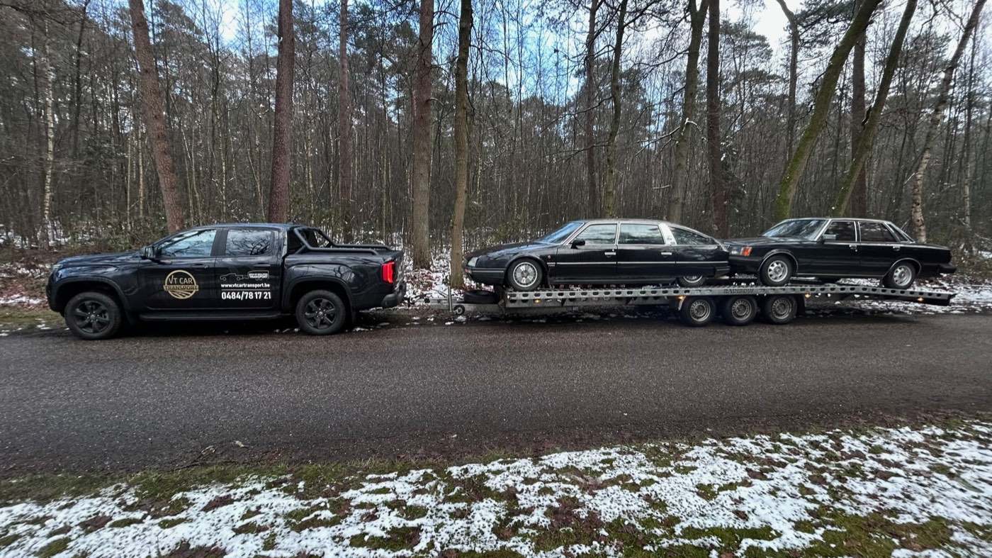 Twee oldtimers op aanhangwagen